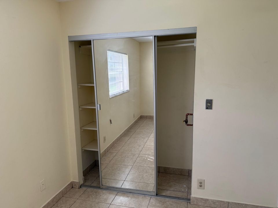 合同活跃: $1,500 (2 贝兹, 2 浴室, 902 平方英尺)