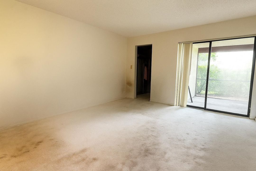 Active With Contract: $225,000 (2 beds, 2 baths, 1127 Square Feet)