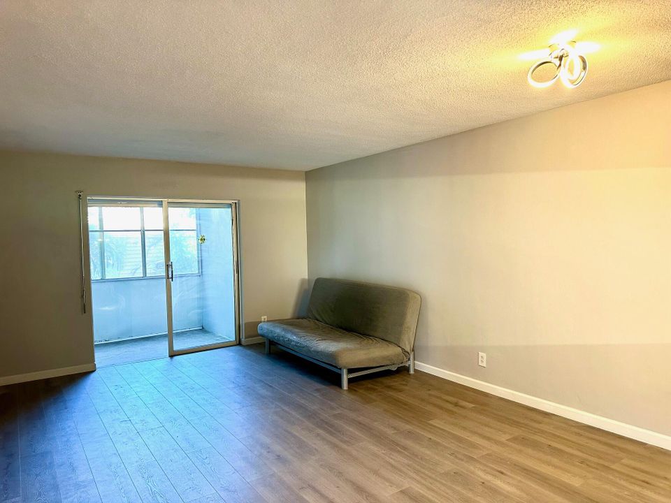 На продажу: $89,000 (2 спален, 1 ванн, 894 Квадратных фут)