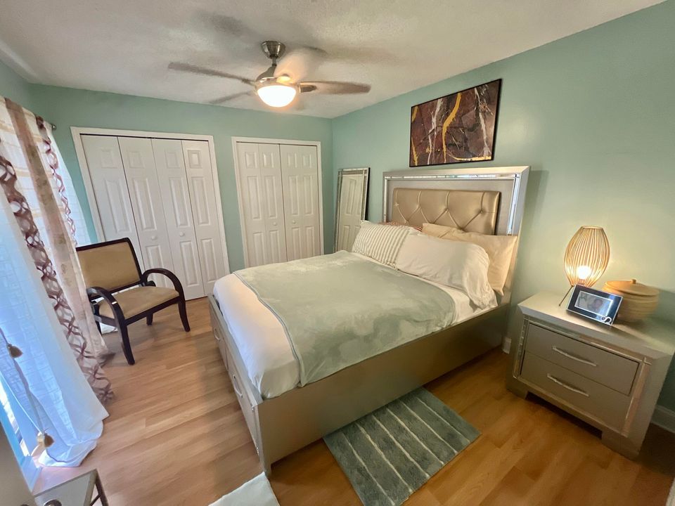 待售: $330,000 (2 贝兹, 2 浴室, 1302 平方英尺)