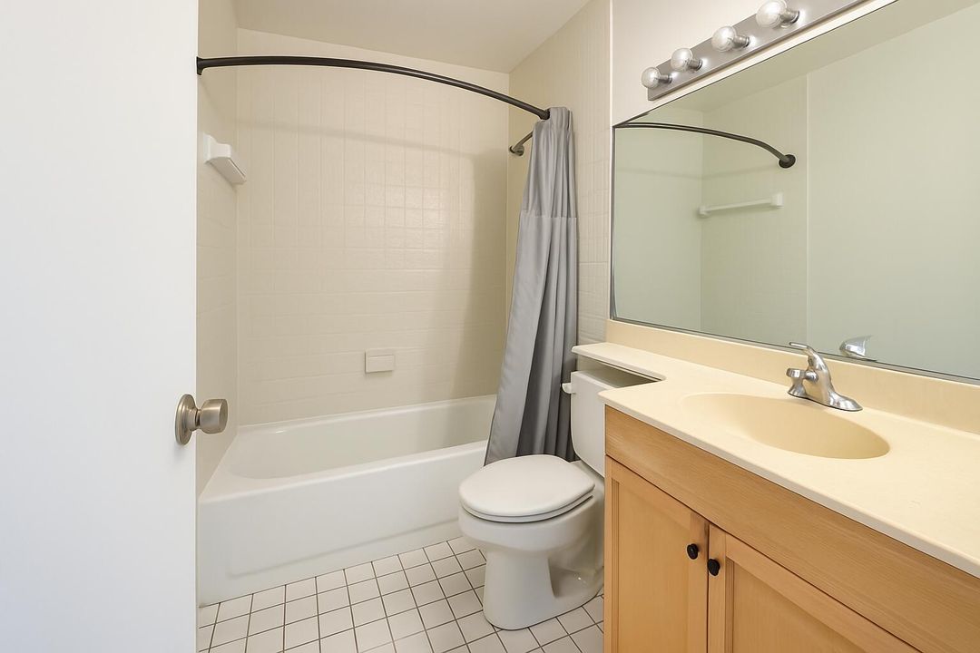 Active With Contract: $225,000 (2 beds, 2 baths, 1127 Square Feet)