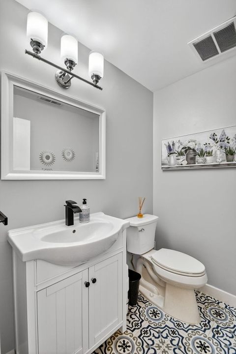 合同活跃: $329,000 (3 贝兹, 2 浴室, 2046 平方英尺)