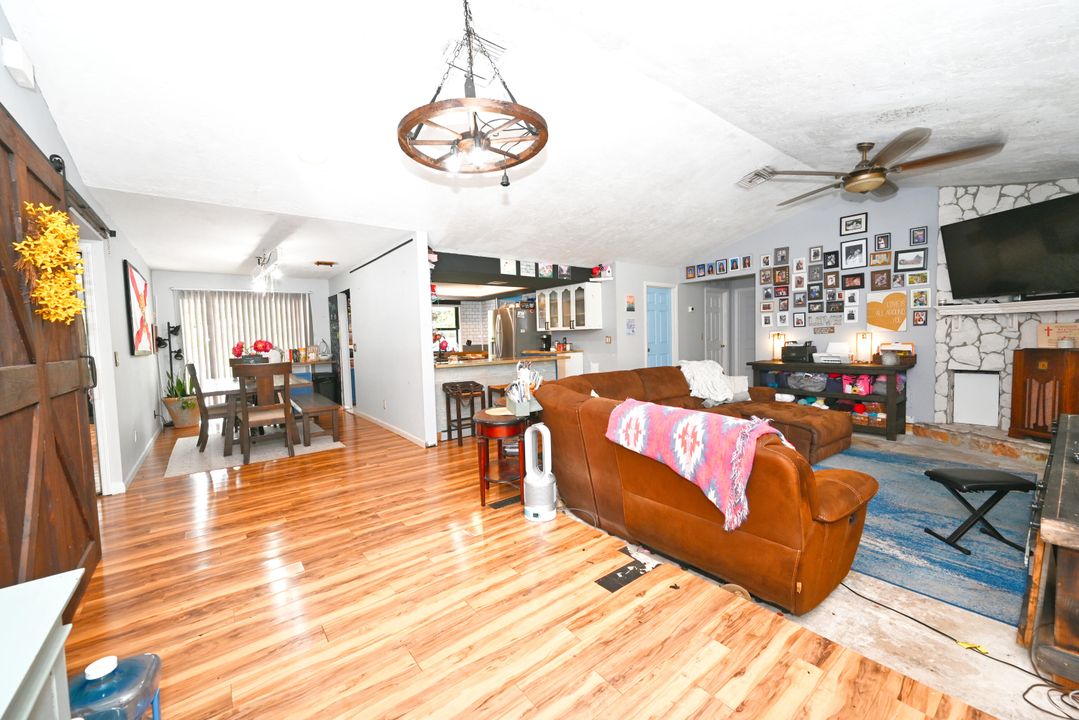 Vendido Recientemente: $649,000 (4 camas, 2 baños, 1818 Pies cuadrados)