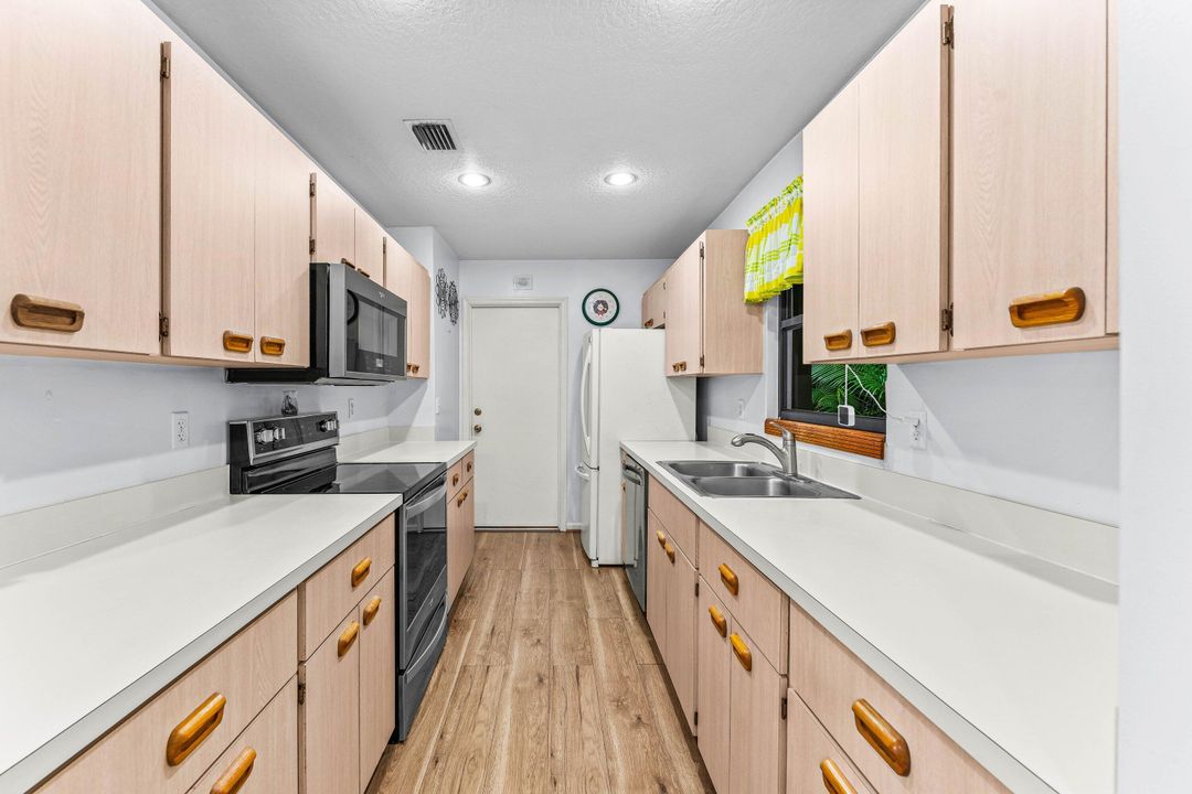 Active With Contract: $529,999 (2 beds, 2 baths, 1061 Square Feet)