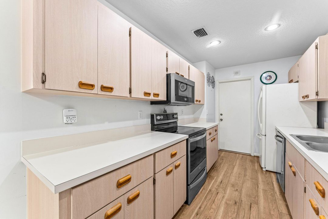 Active With Contract: $529,999 (2 beds, 2 baths, 1061 Square Feet)