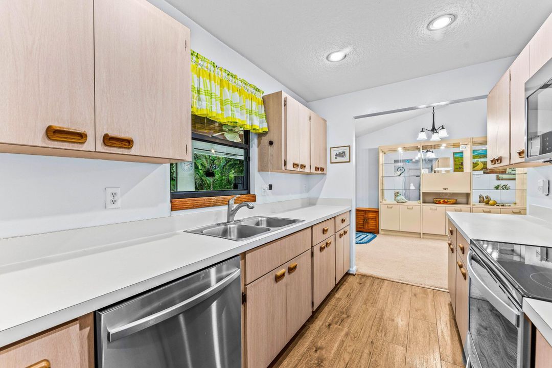 Active With Contract: $529,999 (2 beds, 2 baths, 1061 Square Feet)