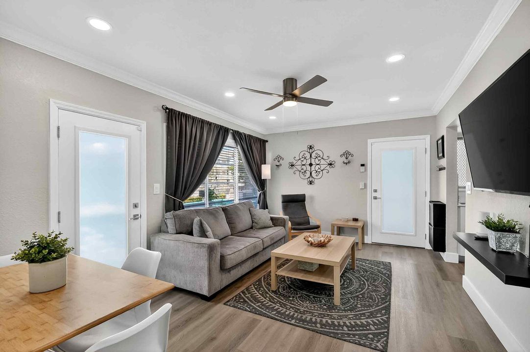 待售: $289,000 (1 贝兹, 1 浴室, 700 平方英尺)