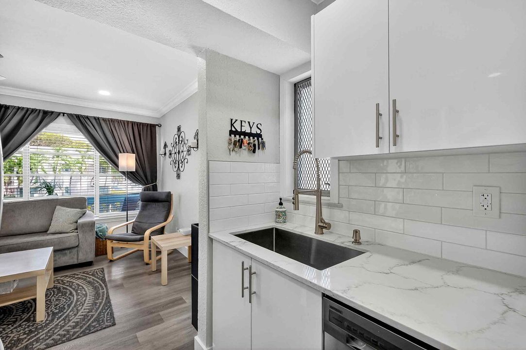 待售: $289,000 (1 贝兹, 1 浴室, 700 平方英尺)