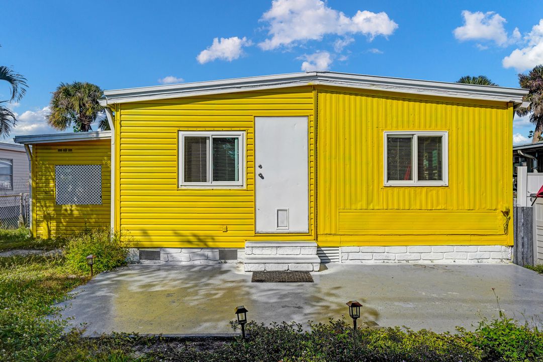 For Sale: $139,000 (2 beds, 2 baths, 828 Square Feet)