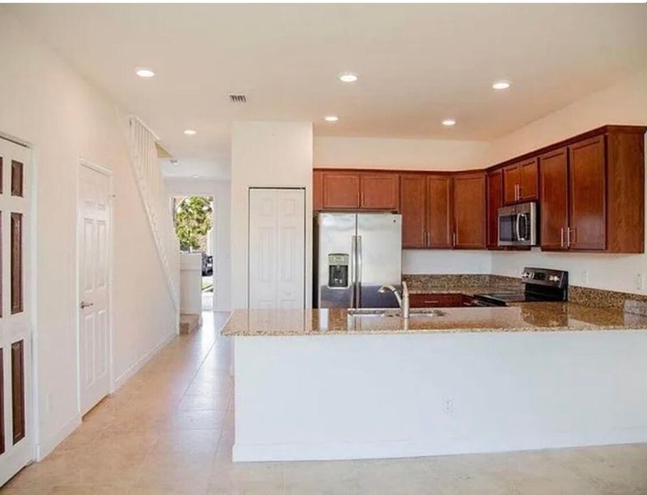 Active With Contract: $2,600 (3 beds, 2 baths, 1499 Square Feet)