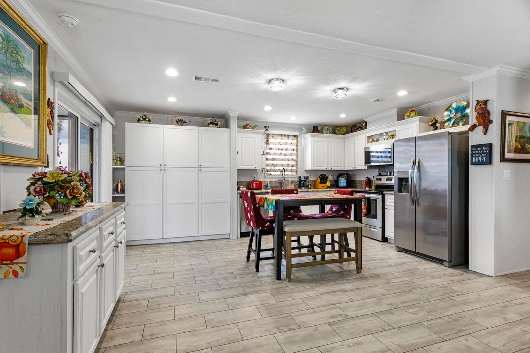 For Sale: $279,500 (2 beds, 2 baths, 1196 Square Feet)