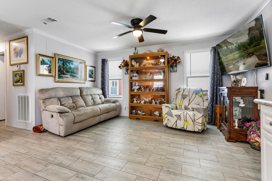 For Sale: $279,500 (2 beds, 2 baths, 1196 Square Feet)