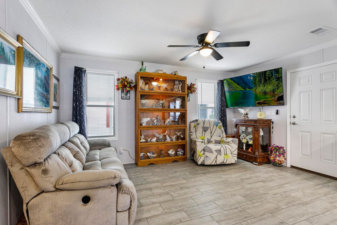 For Sale: $279,500 (2 beds, 2 baths, 1196 Square Feet)