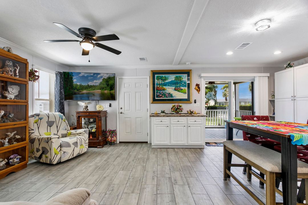 For Sale: $279,500 (2 beds, 2 baths, 1196 Square Feet)