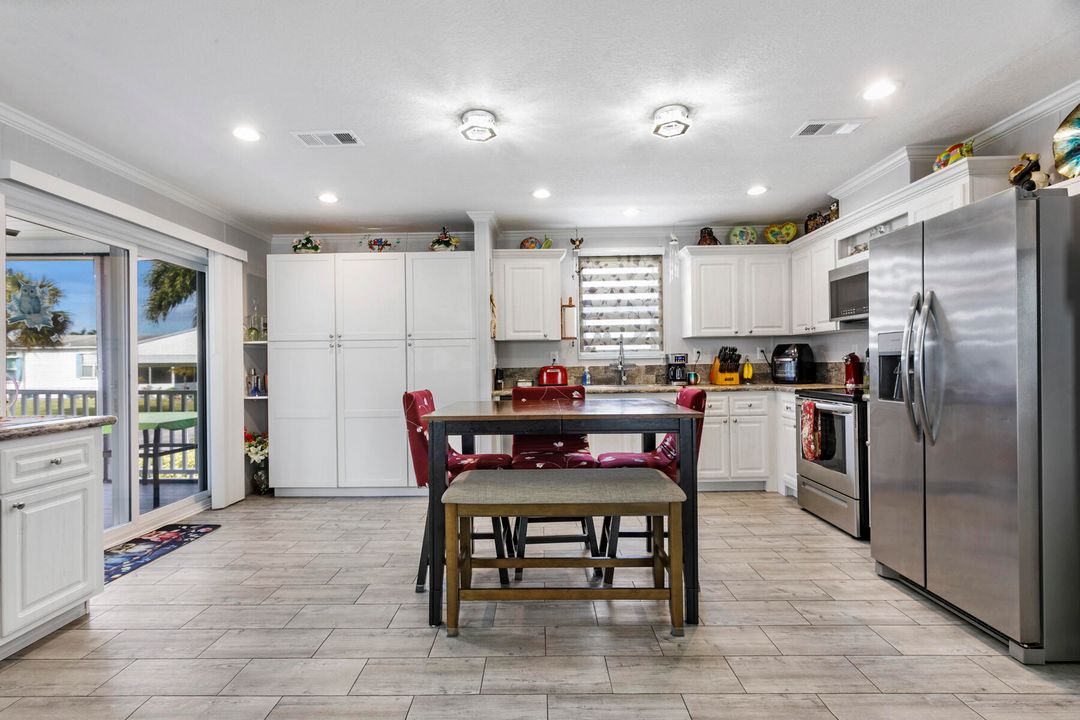 For Sale: $279,500 (2 beds, 2 baths, 1196 Square Feet)