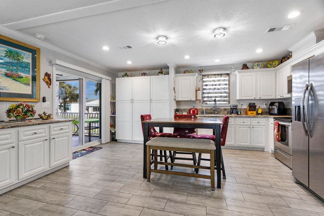 For Sale: $279,500 (2 beds, 2 baths, 1196 Square Feet)