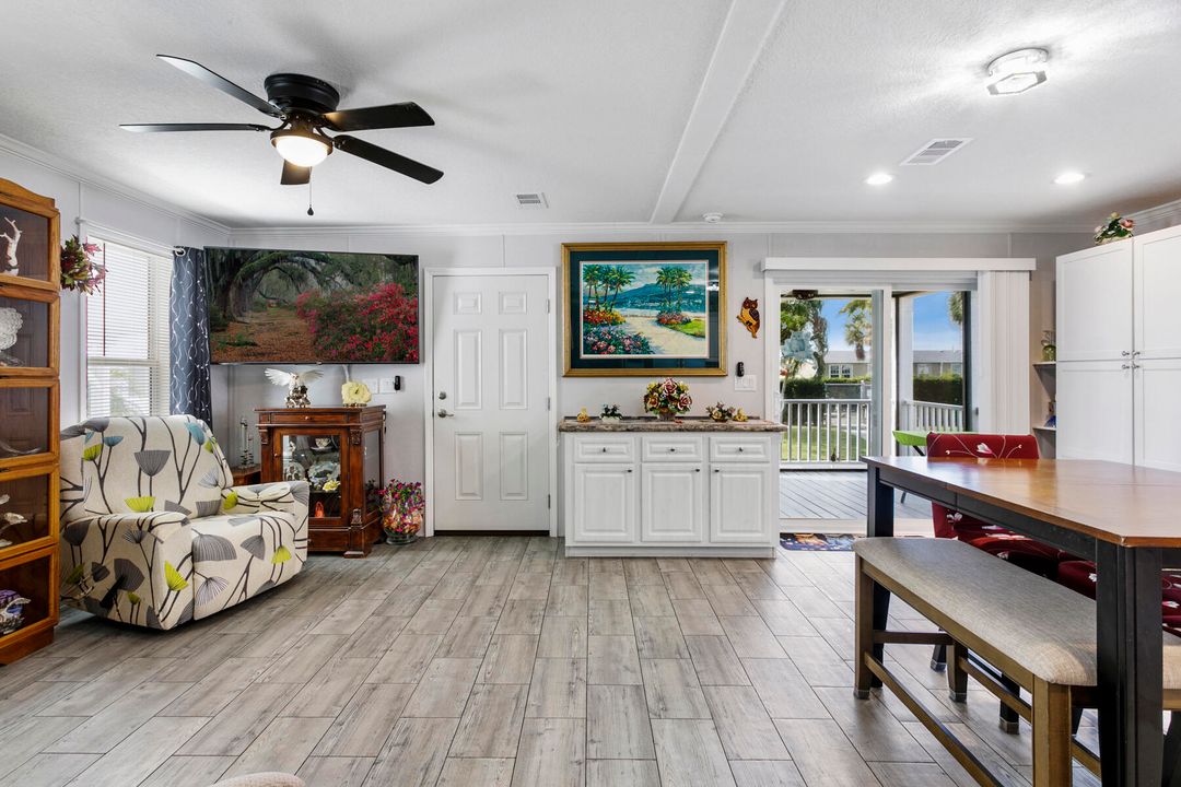 For Sale: $279,500 (2 beds, 2 baths, 1196 Square Feet)