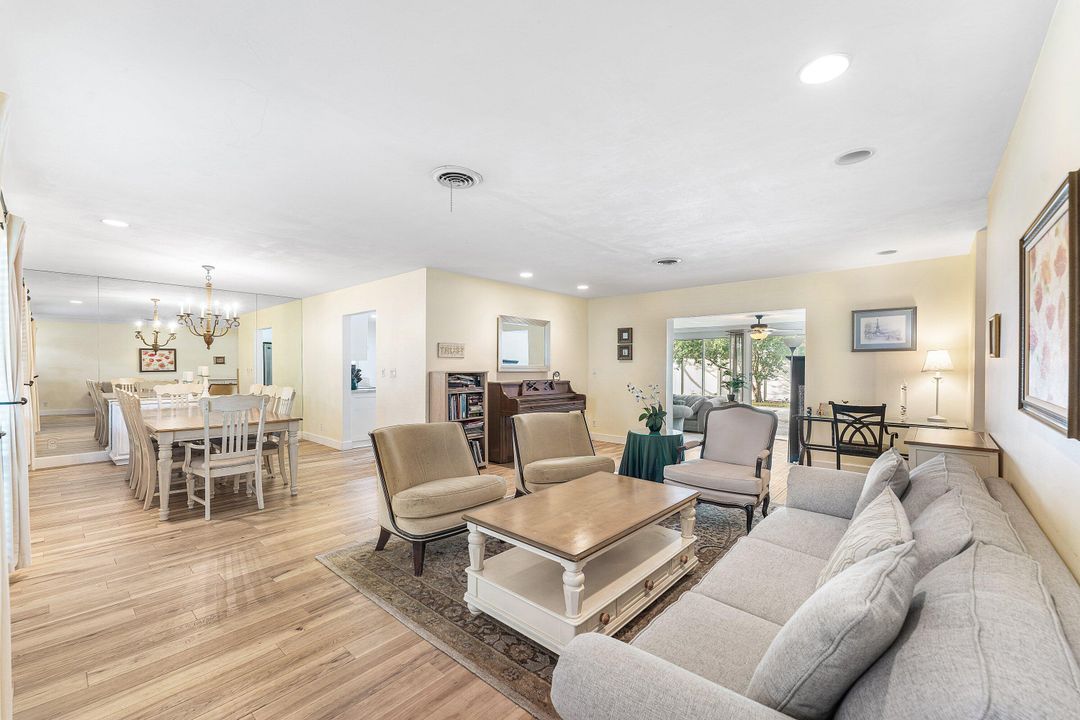 合同活跃: $799,000 (3 贝兹, 2 浴室, 1968 平方英尺)