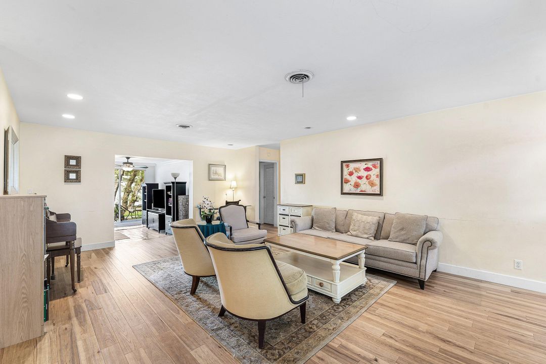 合同活跃: $799,000 (3 贝兹, 2 浴室, 1968 平方英尺)