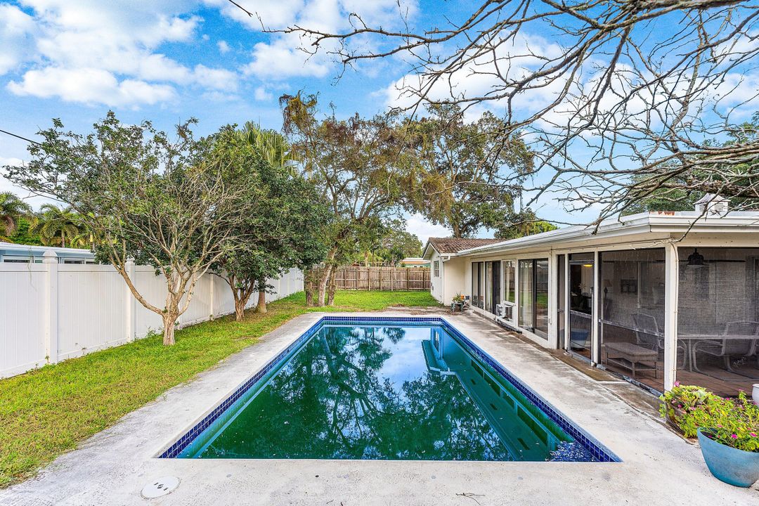 合同活跃: $799,000 (3 贝兹, 2 浴室, 1968 平方英尺)