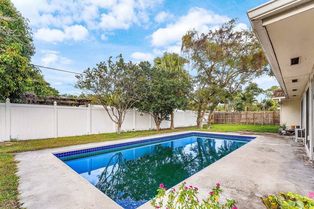 合同活跃: $799,000 (3 贝兹, 2 浴室, 1968 平方英尺)