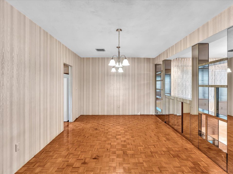 合同活跃: $585,000 (4 贝兹, 2 浴室, 2598 平方英尺)