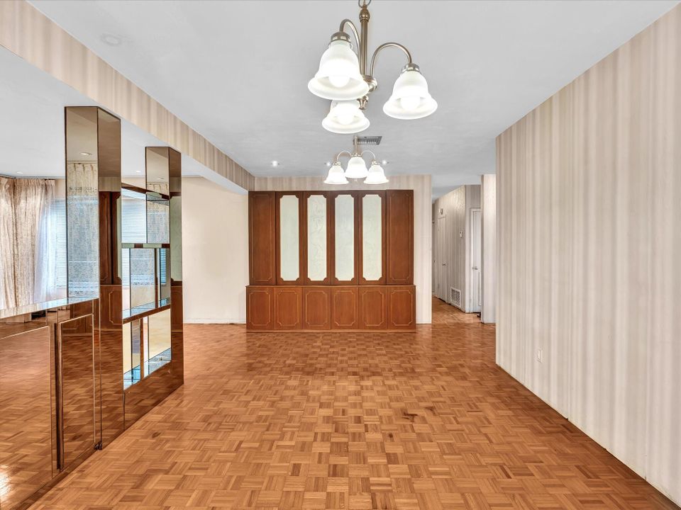 合同活跃: $585,000 (4 贝兹, 2 浴室, 2598 平方英尺)