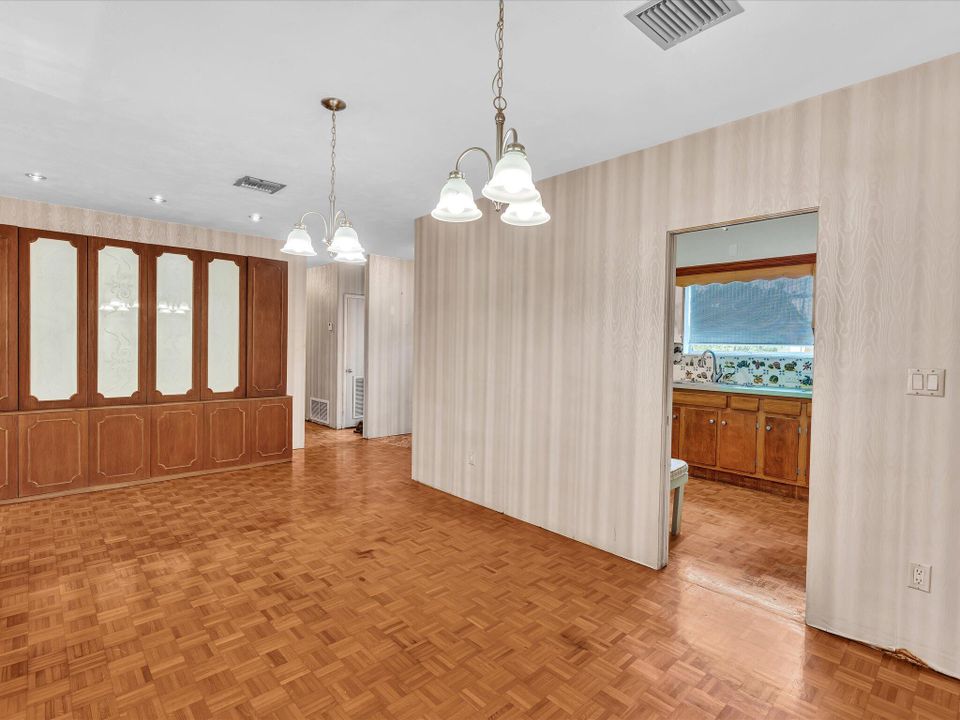 合同活跃: $585,000 (4 贝兹, 2 浴室, 2598 平方英尺)