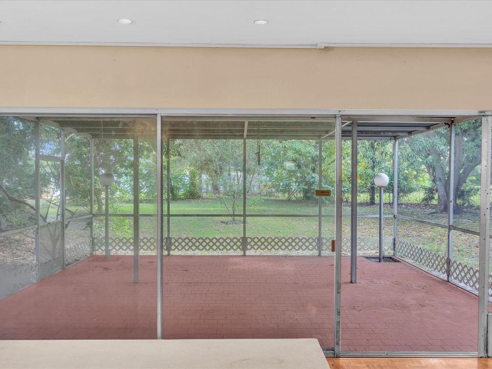 合同活跃: $585,000 (4 贝兹, 2 浴室, 2598 平方英尺)