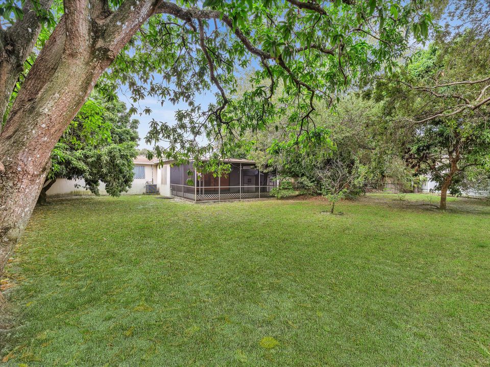 合同活跃: $585,000 (4 贝兹, 2 浴室, 2598 平方英尺)