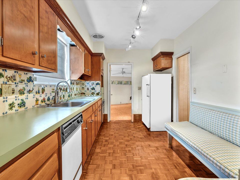 合同活跃: $585,000 (4 贝兹, 2 浴室, 2598 平方英尺)