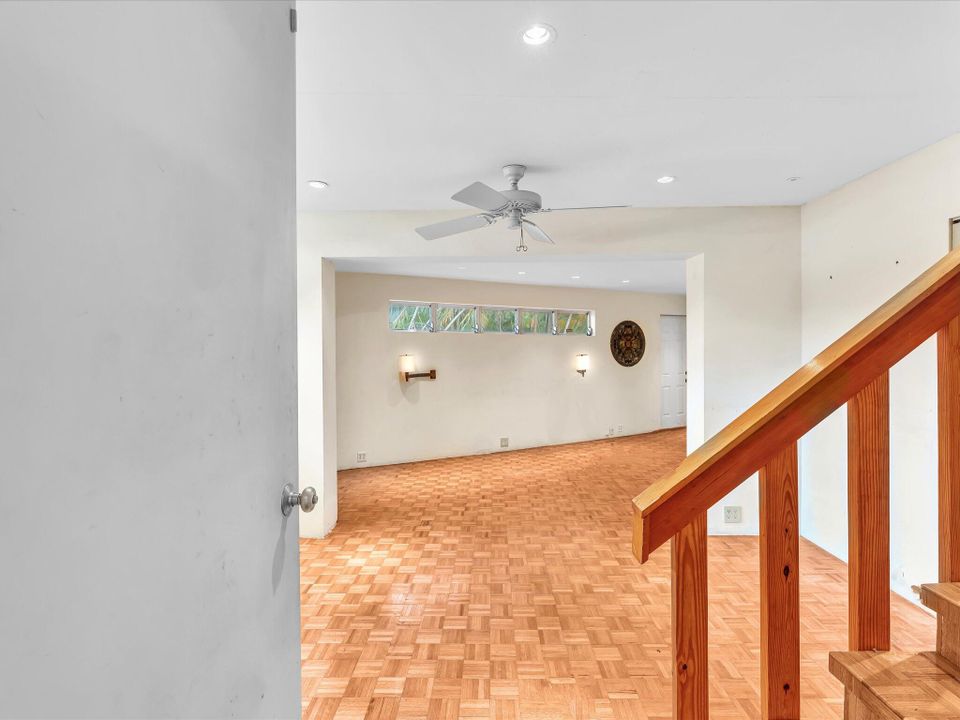 合同活跃: $585,000 (4 贝兹, 2 浴室, 2598 平方英尺)