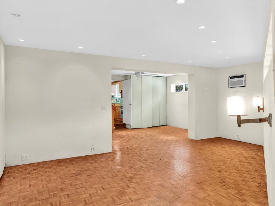 合同活跃: $585,000 (4 贝兹, 2 浴室, 2598 平方英尺)