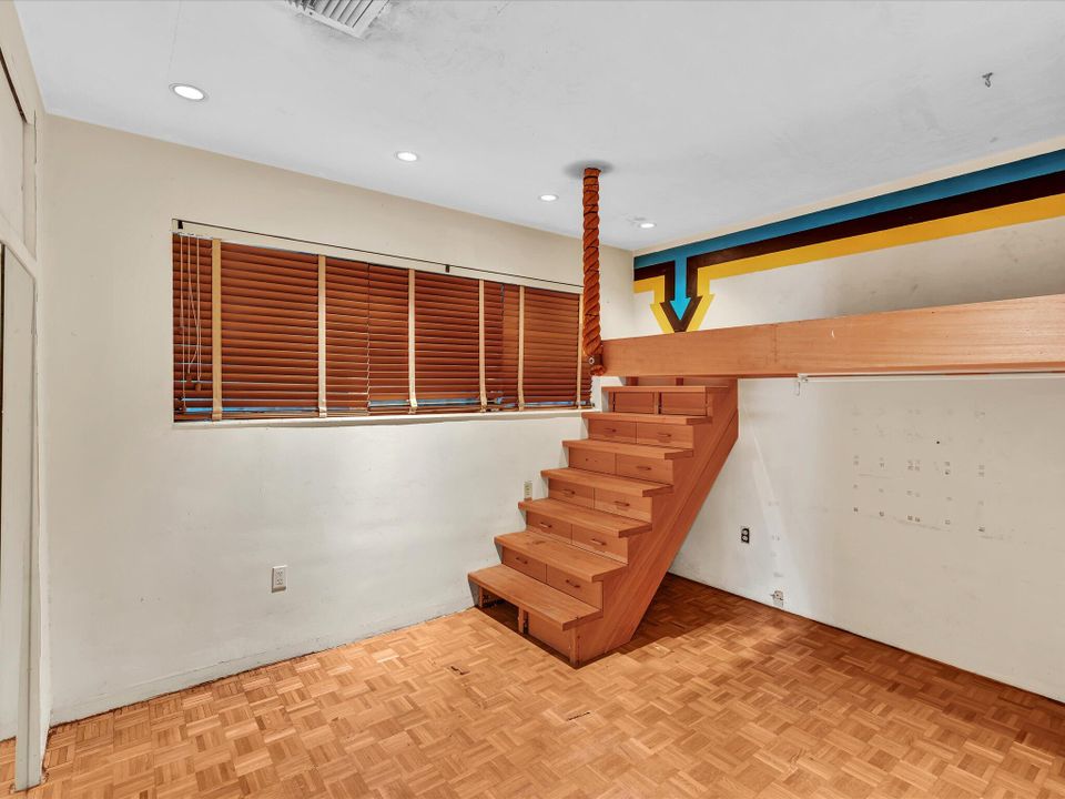 合同活跃: $585,000 (4 贝兹, 2 浴室, 2598 平方英尺)