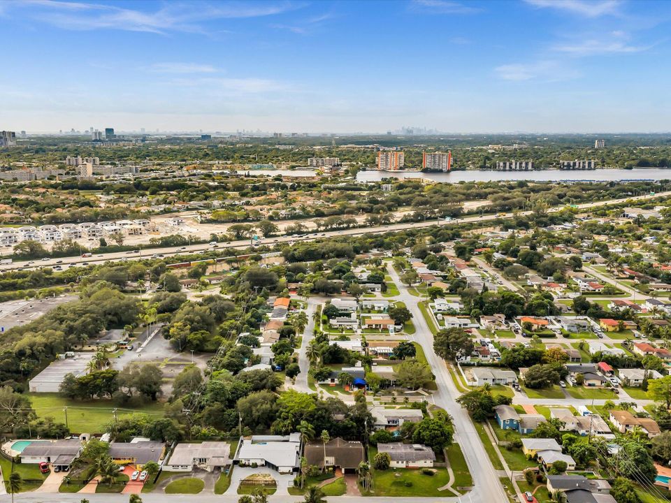 合同活跃: $585,000 (4 贝兹, 2 浴室, 2598 平方英尺)