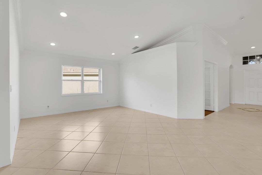 合同活跃: $450,000 (3 贝兹, 2 浴室, 2097 平方英尺)