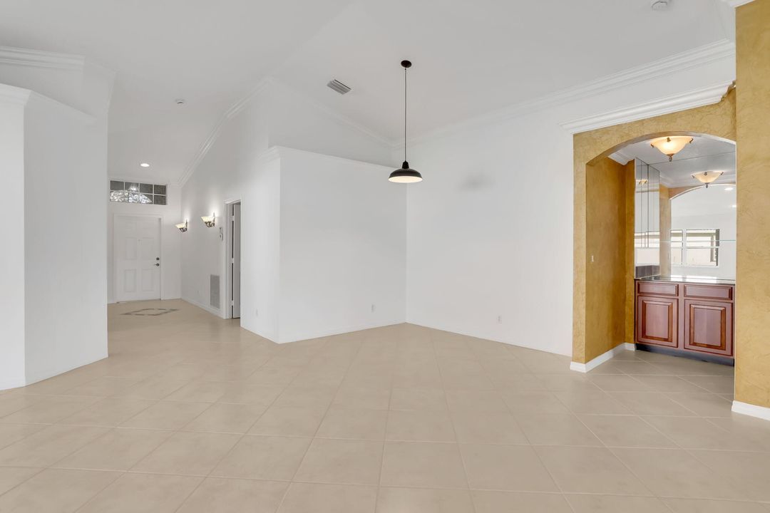 合同活跃: $450,000 (3 贝兹, 2 浴室, 2097 平方英尺)