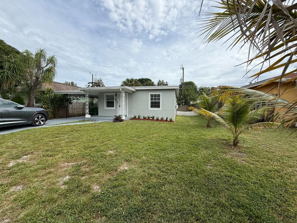 For Rent: $2,200 (2 beds, 1 baths, 1213 Square Feet)