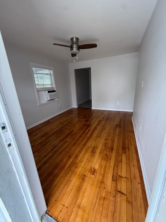 For Rent: $2,200 (2 beds, 1 baths, 1213 Square Feet)