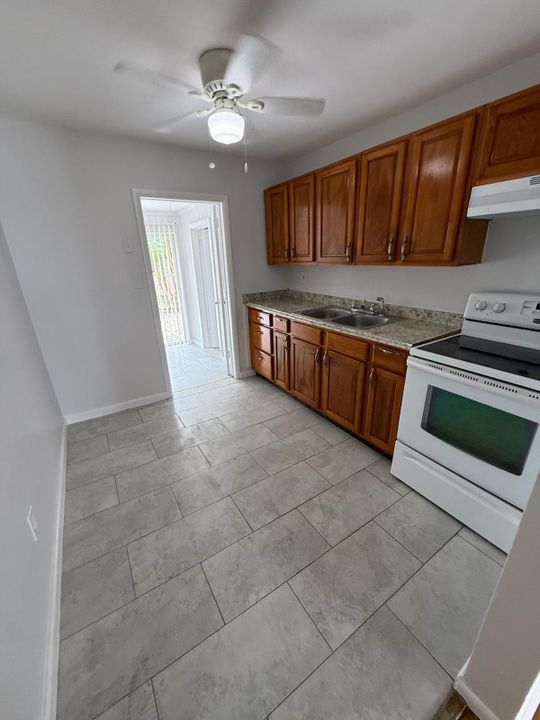 For Rent: $2,200 (2 beds, 1 baths, 1213 Square Feet)