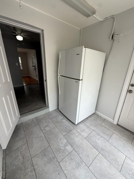 For Rent: $2,200 (2 beds, 1 baths, 1213 Square Feet)