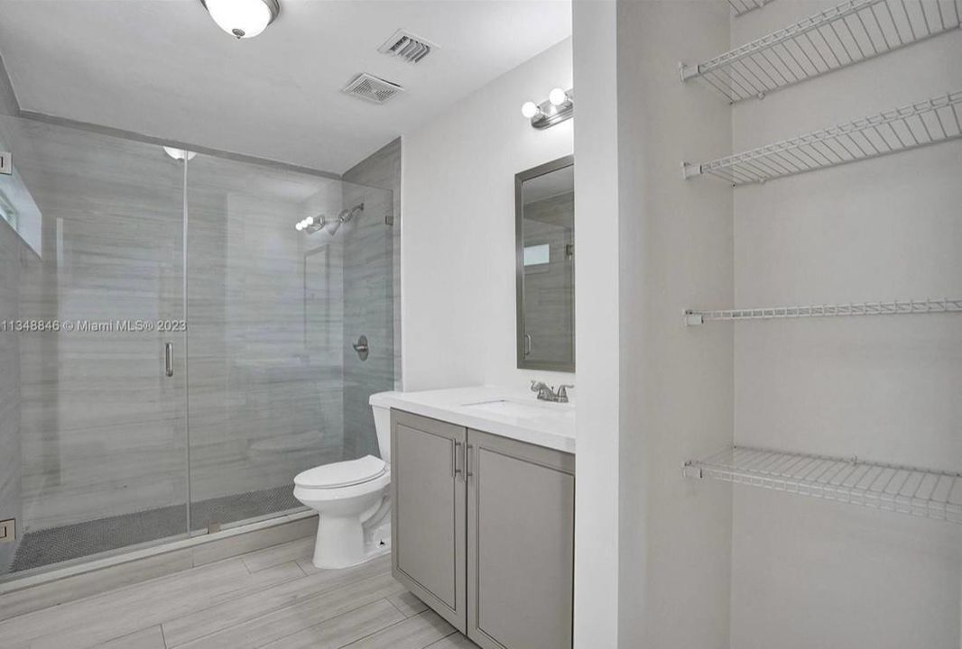 For Rent: $2,400 (2 beds, 1 baths, 825 Square Feet)