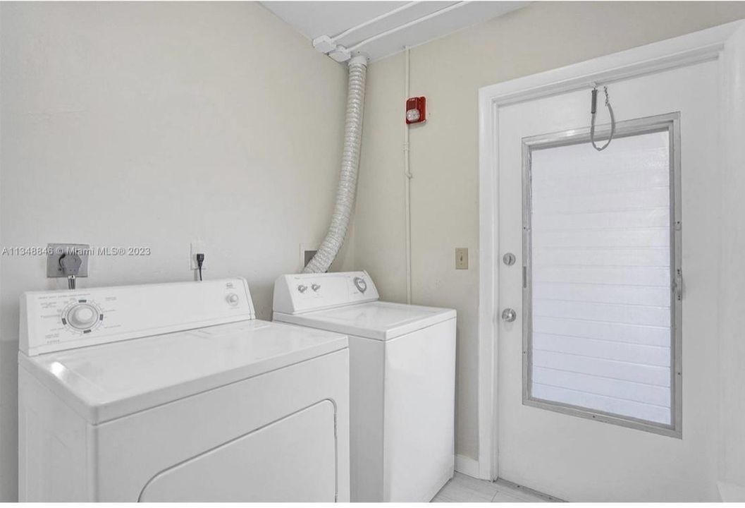 For Rent: $2,400 (2 beds, 1 baths, 825 Square Feet)