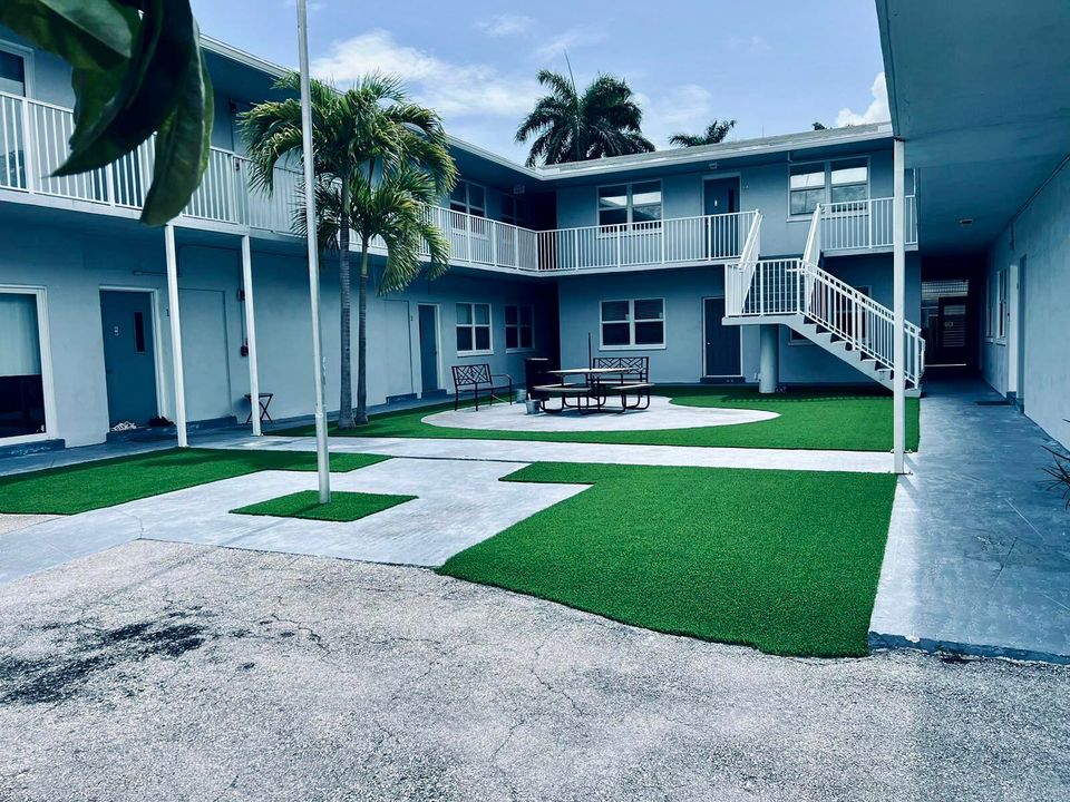 For Rent: $2,400 (2 beds, 1 baths, 825 Square Feet)