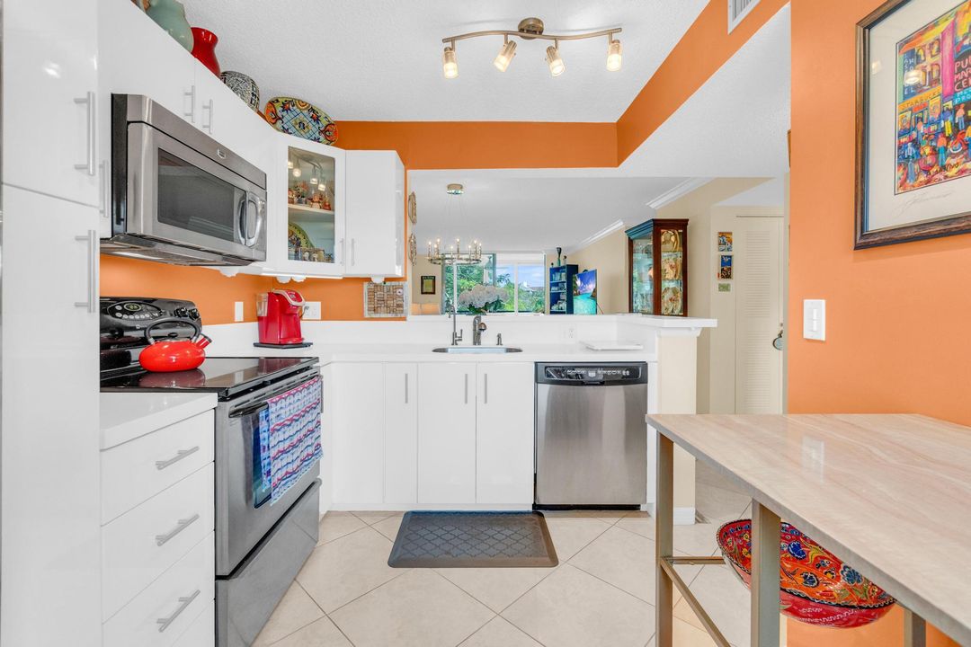 For Sale: $199,000 (2 beds, 2 baths, 990 Square Feet)