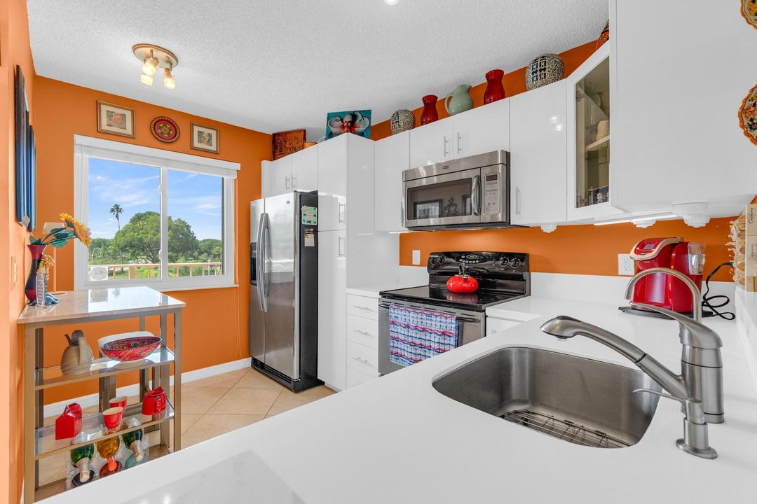 For Sale: $199,000 (2 beds, 2 baths, 990 Square Feet)