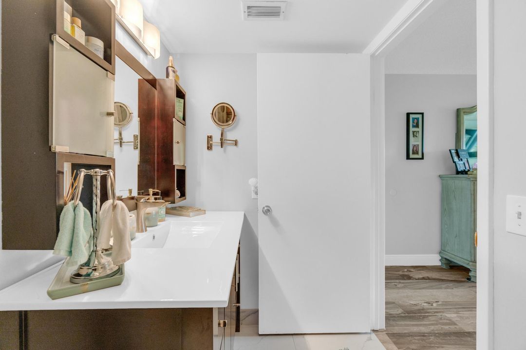 For Sale: $199,000 (2 beds, 2 baths, 990 Square Feet)