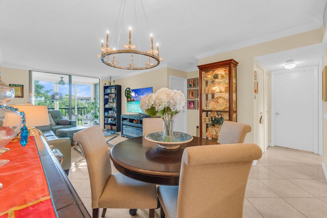 For Sale: $199,000 (2 beds, 2 baths, 990 Square Feet)