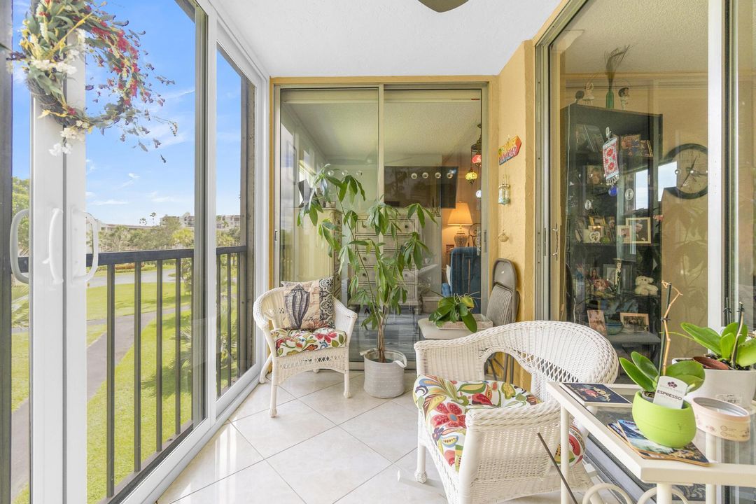 For Sale: $199,000 (2 beds, 2 baths, 990 Square Feet)