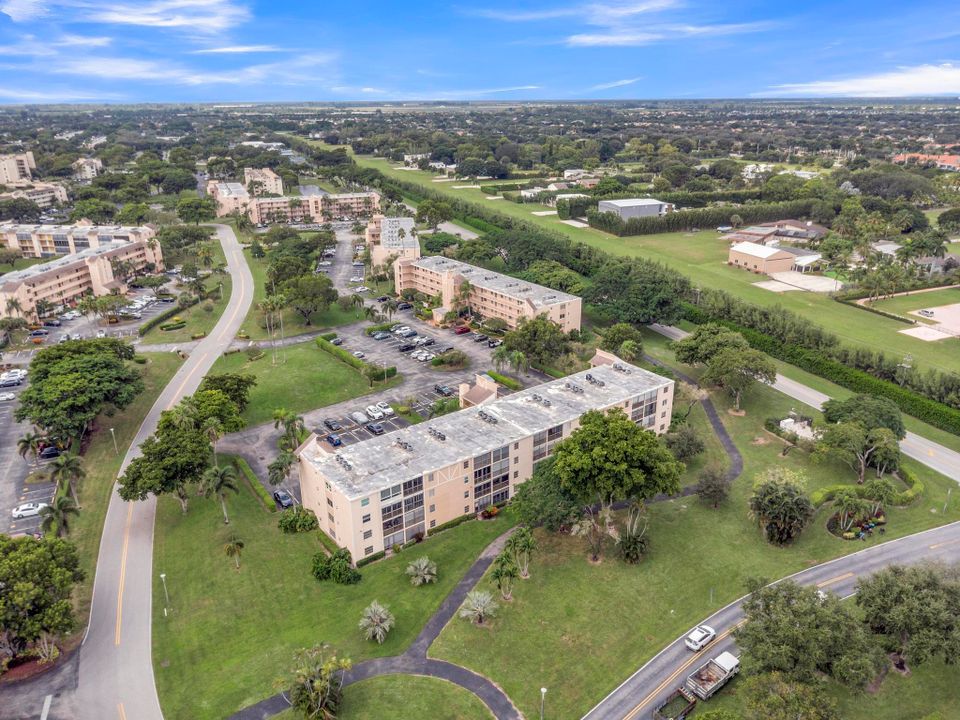 For Sale: $199,000 (2 beds, 2 baths, 990 Square Feet)